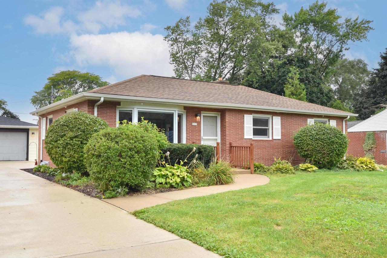 8935 N Navajo Rd, Bayside, WI 53217
