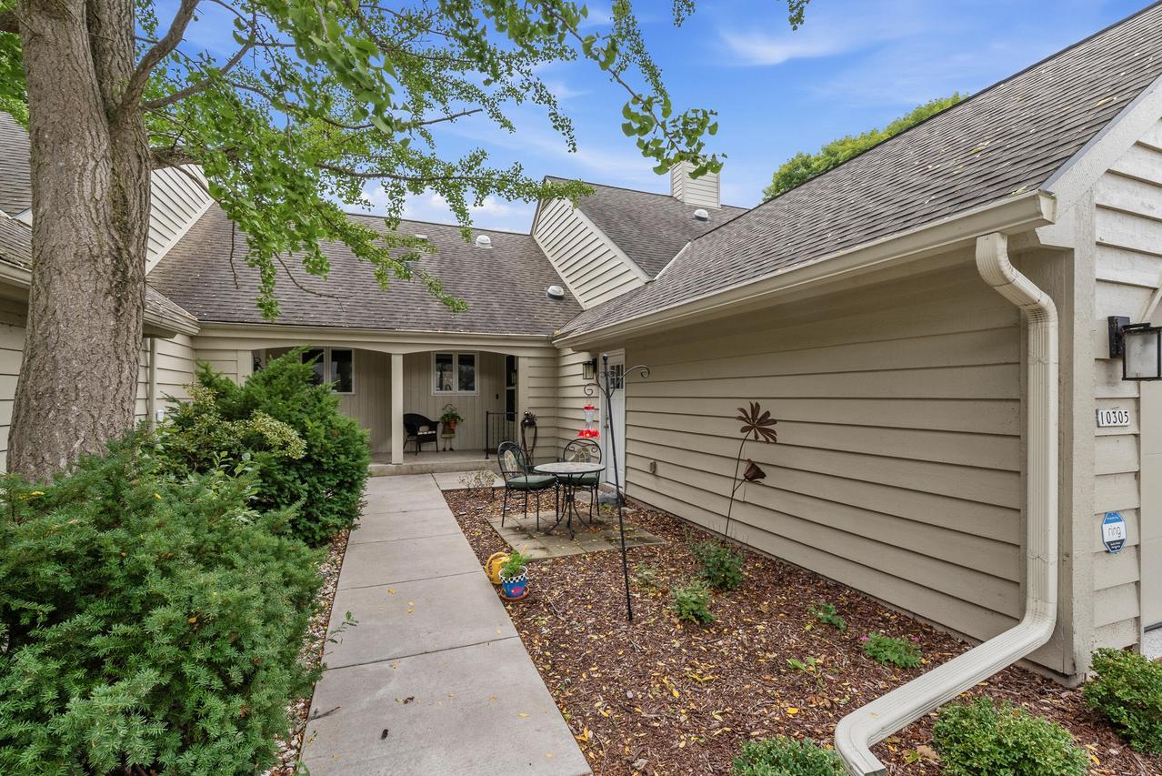 10305 N Adams Ct, Mequon, WI 53092
