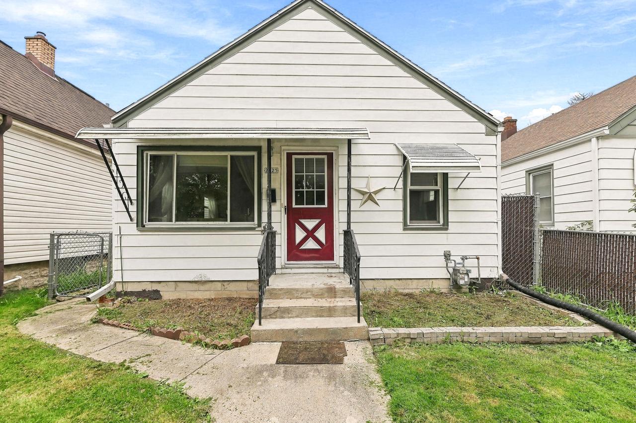 2425 S 63rd St, West Allis, WI 53219
