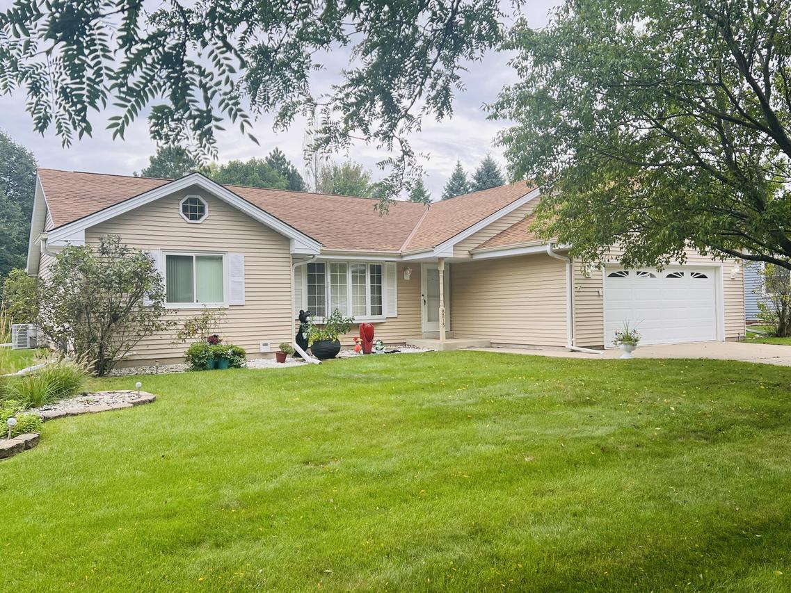 8815 S Castle Ct, Franklin, WI 53132