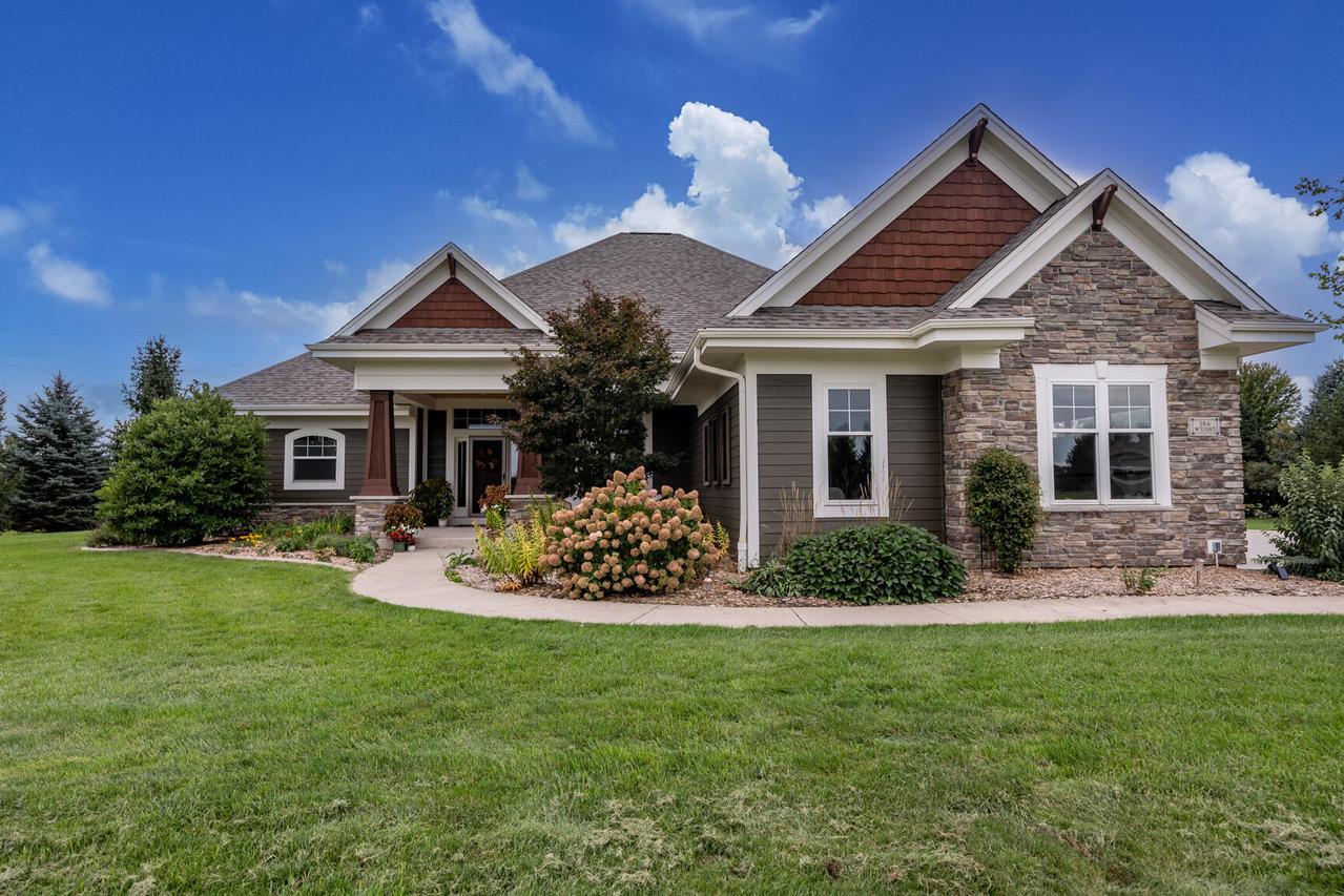 S84W33185 Brown Bear Ln, Mukwonago, WI 53149