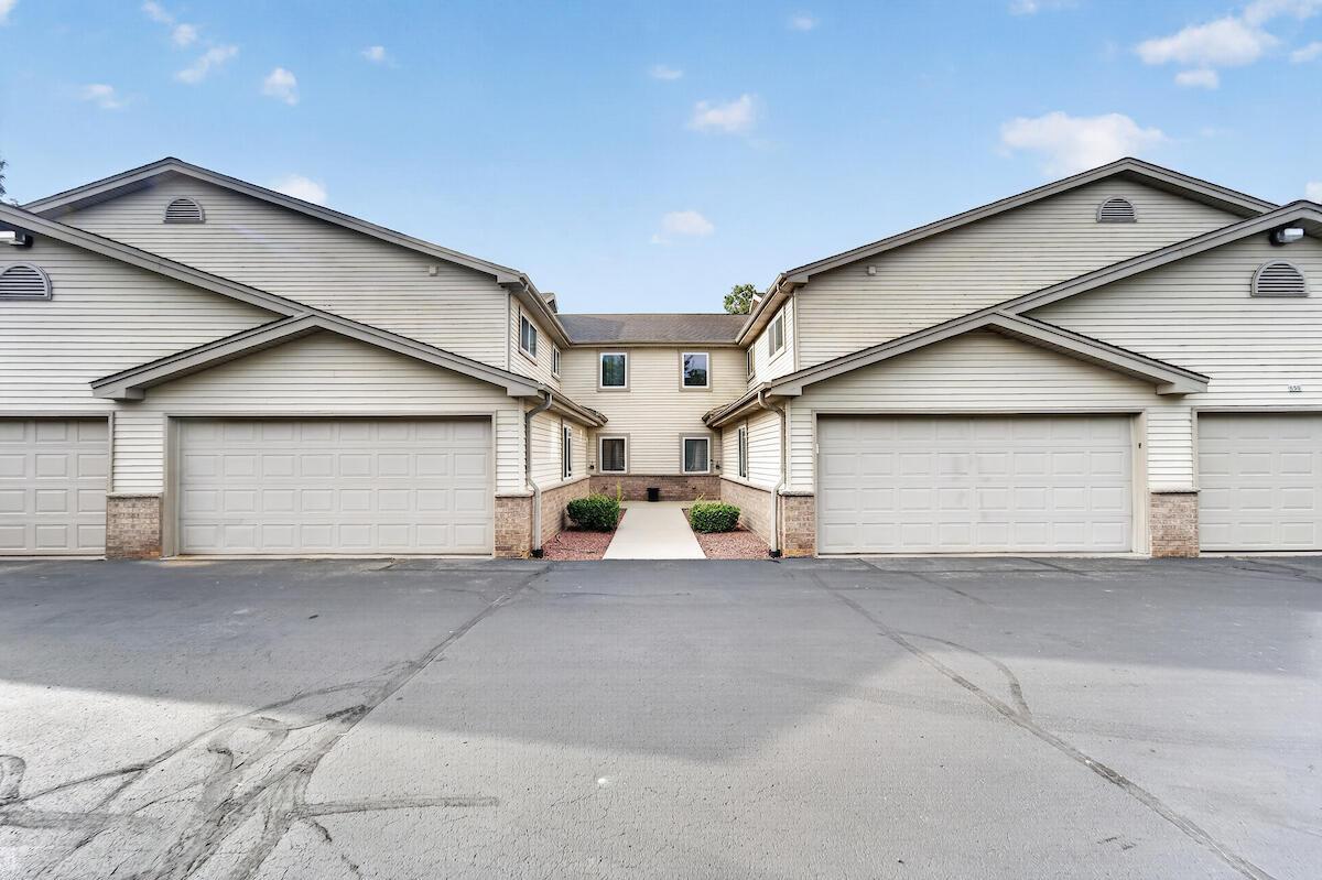 850 Evergreen Dr #3, Hartford, WI 53027