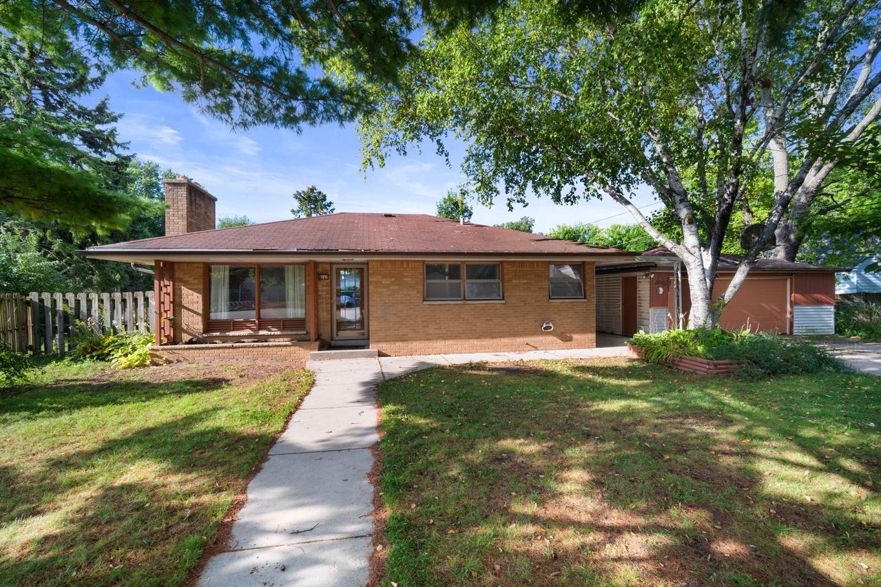 949 W Plainfield Ave, Milwaukee, WI 53221