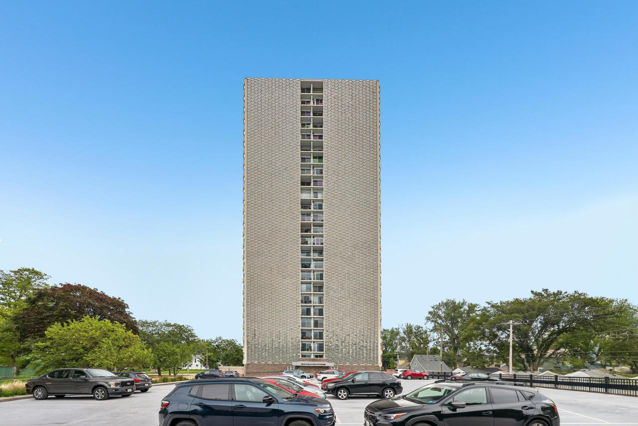 2525 S Shore Dr #3B, Milwaukee, WI 53207