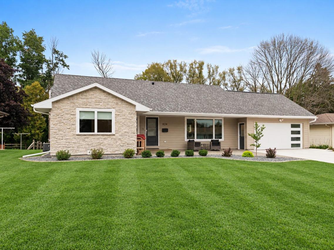 929 N 24th St, Manitowoc, WI 54220