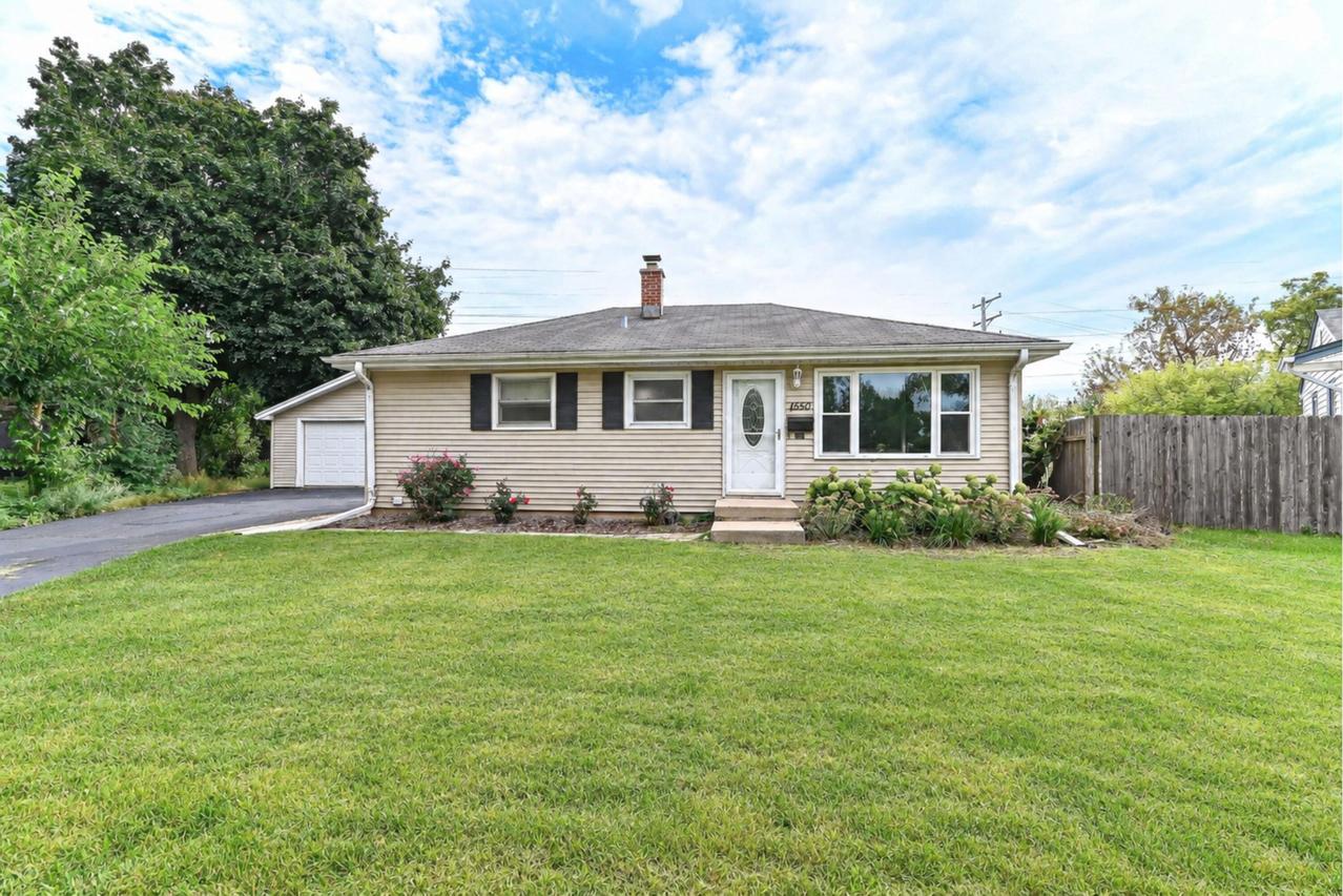 1350 Santa Monica Cir, Waukesha, WI 53186