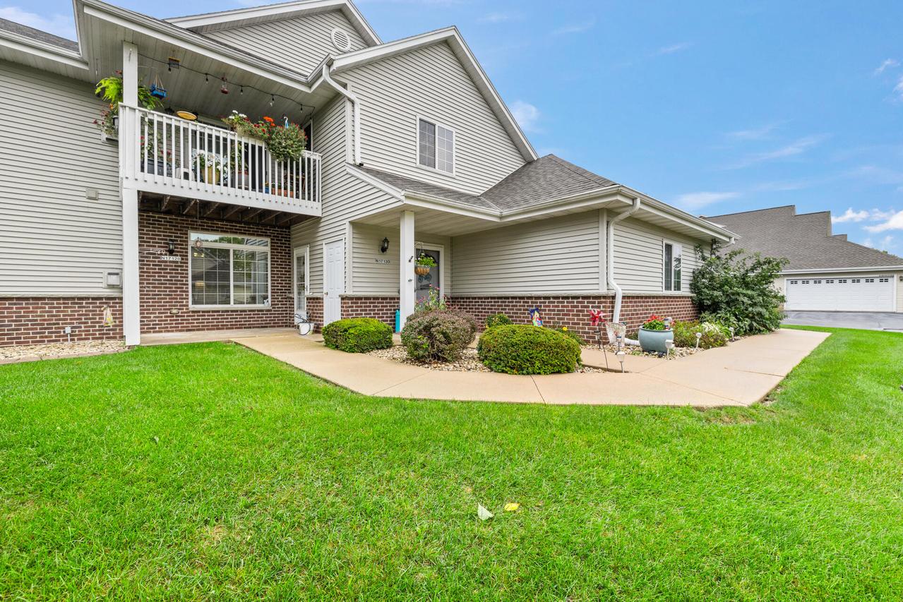 W197N17128 Stonewall Dr, Jackson, WI 53037