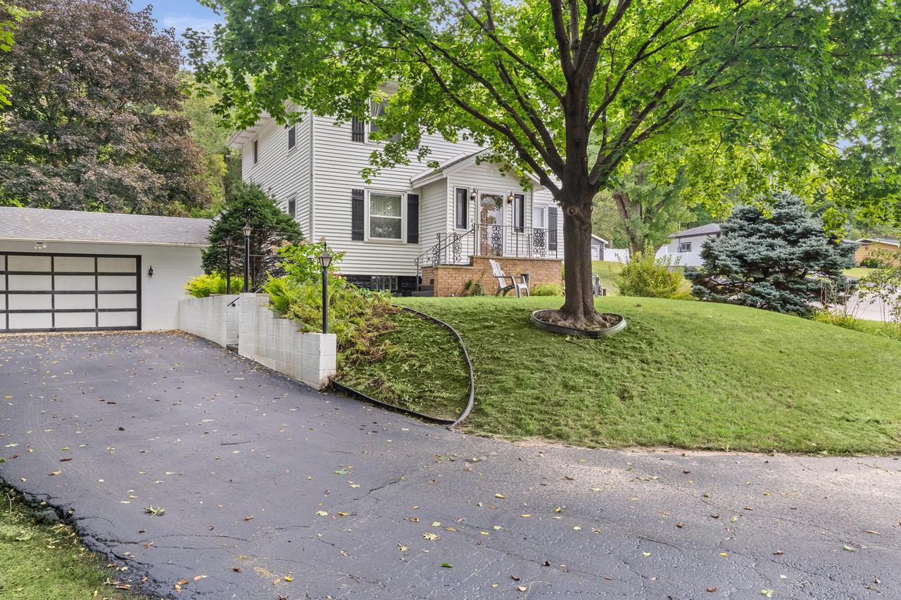 858 Vista Ct, La Crosse, WI 54603
