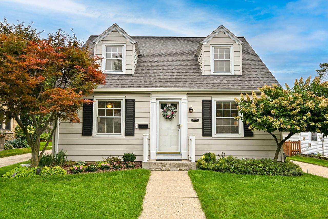 2336 N 82nd St, Wauwatosa, WI 53213