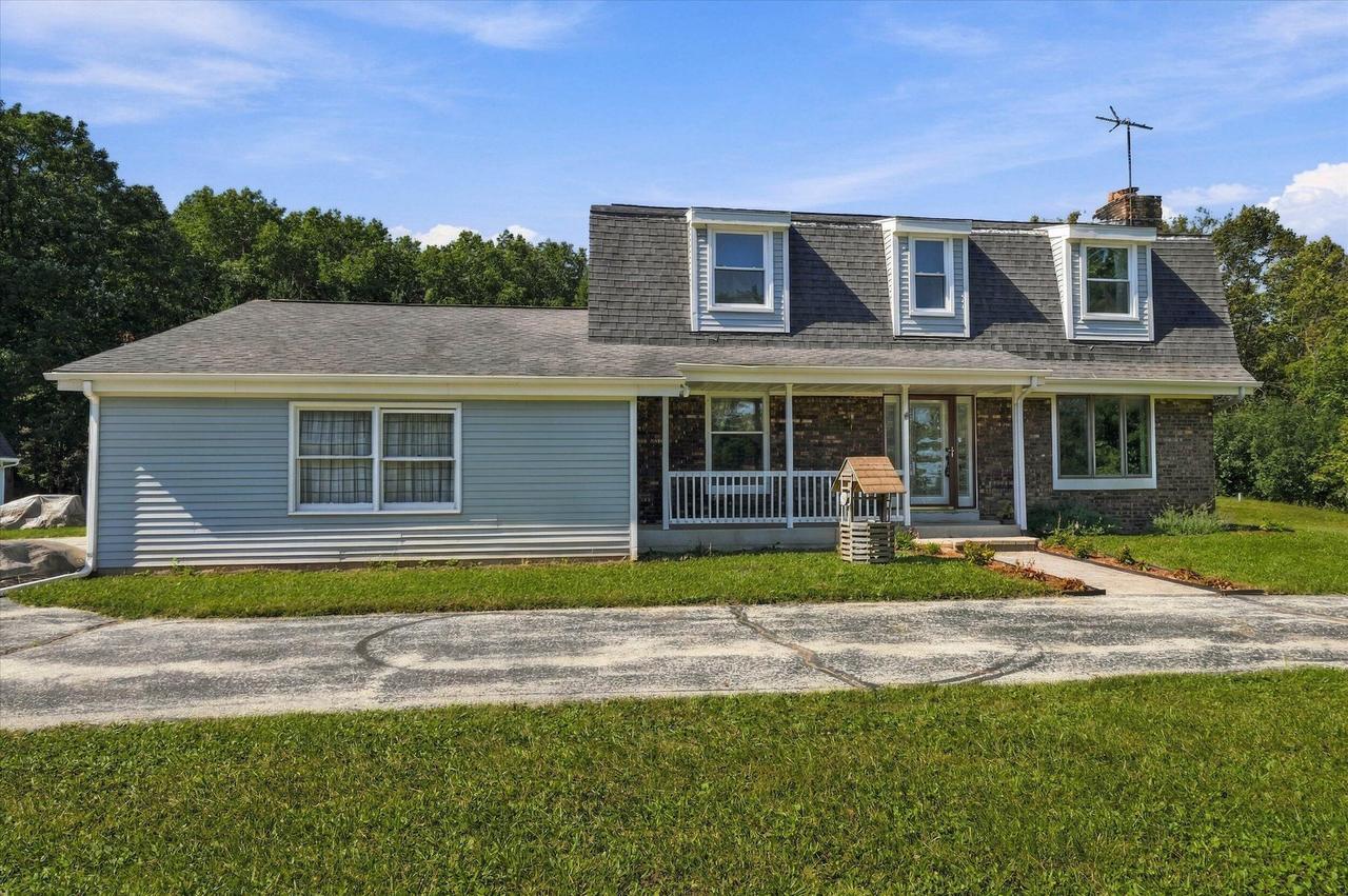 1582 Edgewater Ct, Grafton, WI 53024
