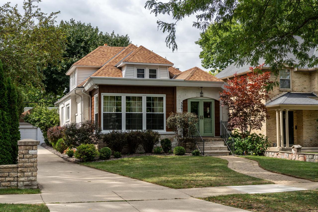 5861 N Bay Ridge, Whitefish Bay, WI 53217