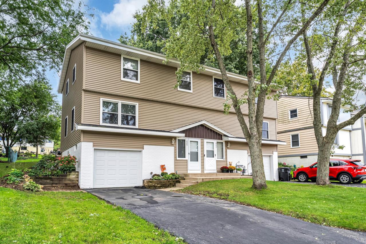 225 Mcdivitt Ln #B, Mukwonago, WI 53149