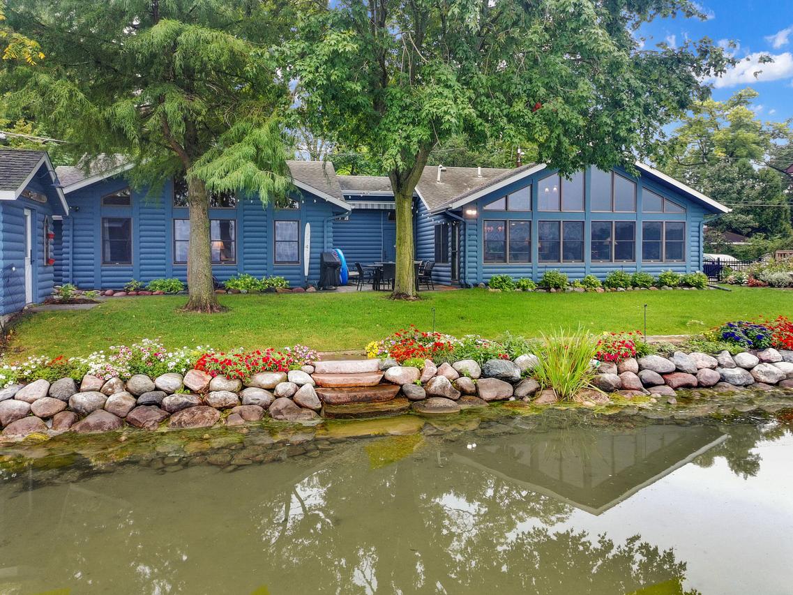264 W Park Dr, Twin Lakes, WI 53181