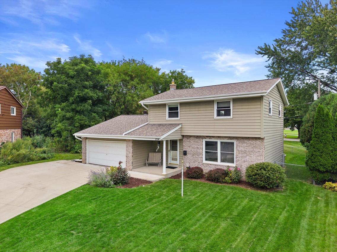 1324 W Paradise Ct, Glendale, WI 53209