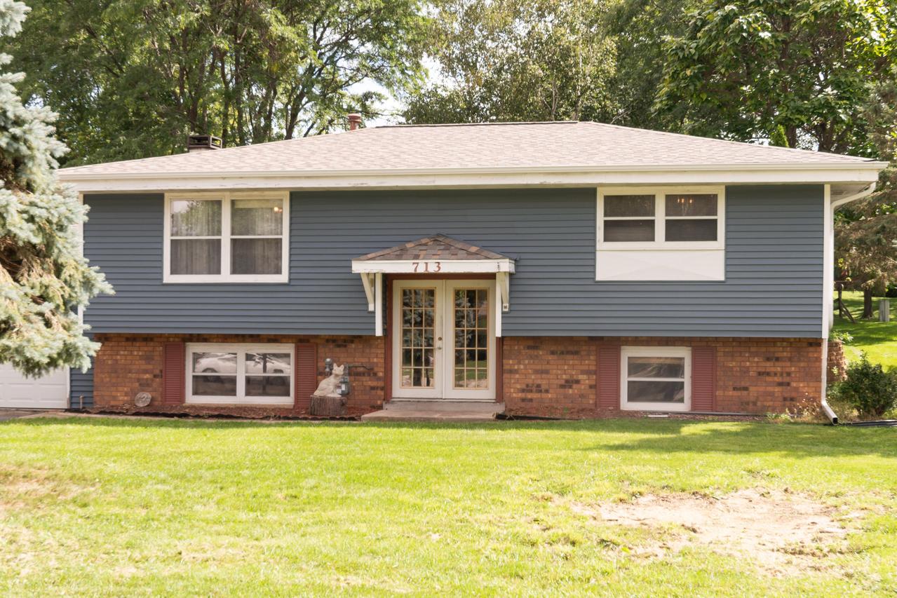 713 Oxford Dr, Hartland, WI 53029