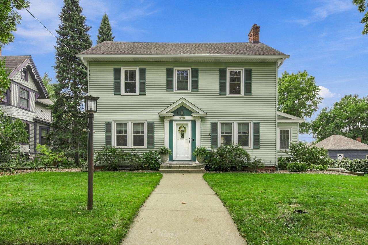 219 W Laflin Ave, Waukesha, WI 53186