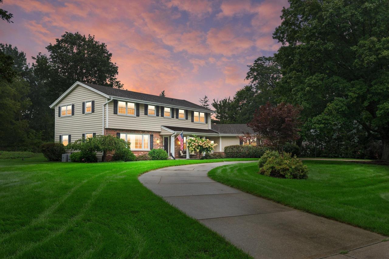 16040 Siesta Ln, Brookfield, WI 53005