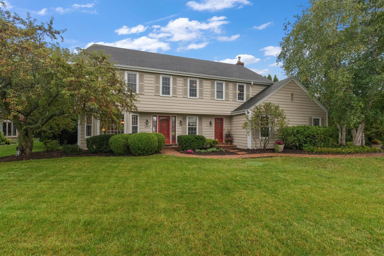 3925 W Sherbrooke Dr, Mequon, WI 53092