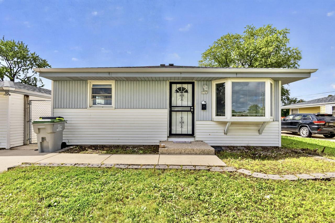 5765 N 89th St, Milwaukee, WI 53225