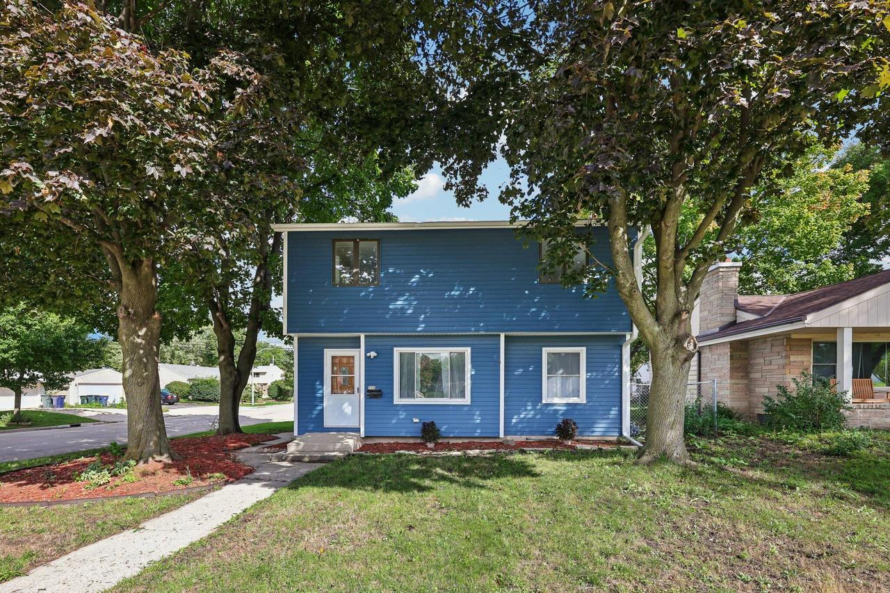 904 S 112th St, West Allis, WI 53214