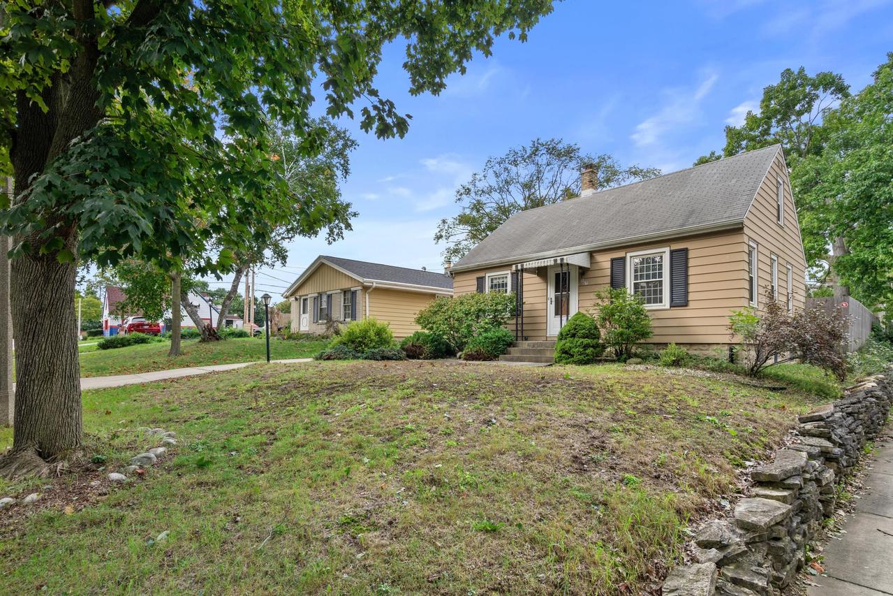 501 N 113th St, Wauwatosa, WI 53226