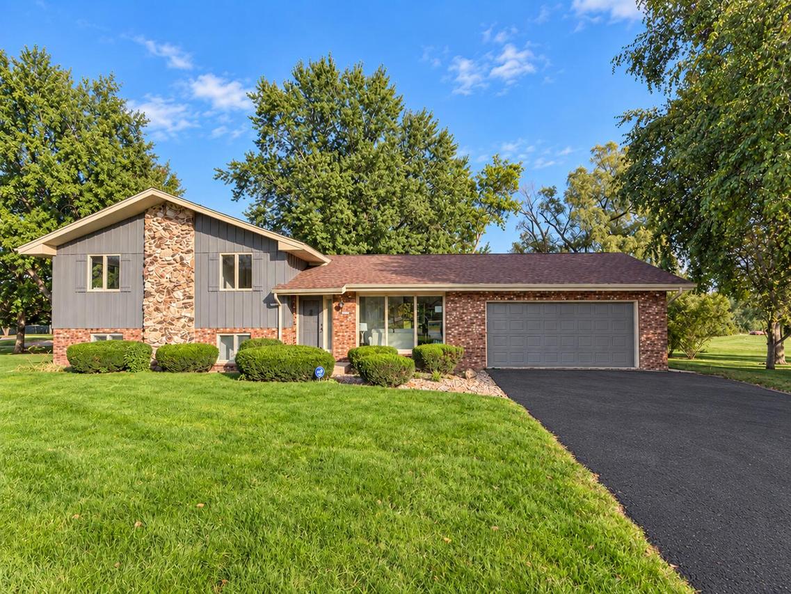 11040 N Riverland Ct, Mequon, WI 53092