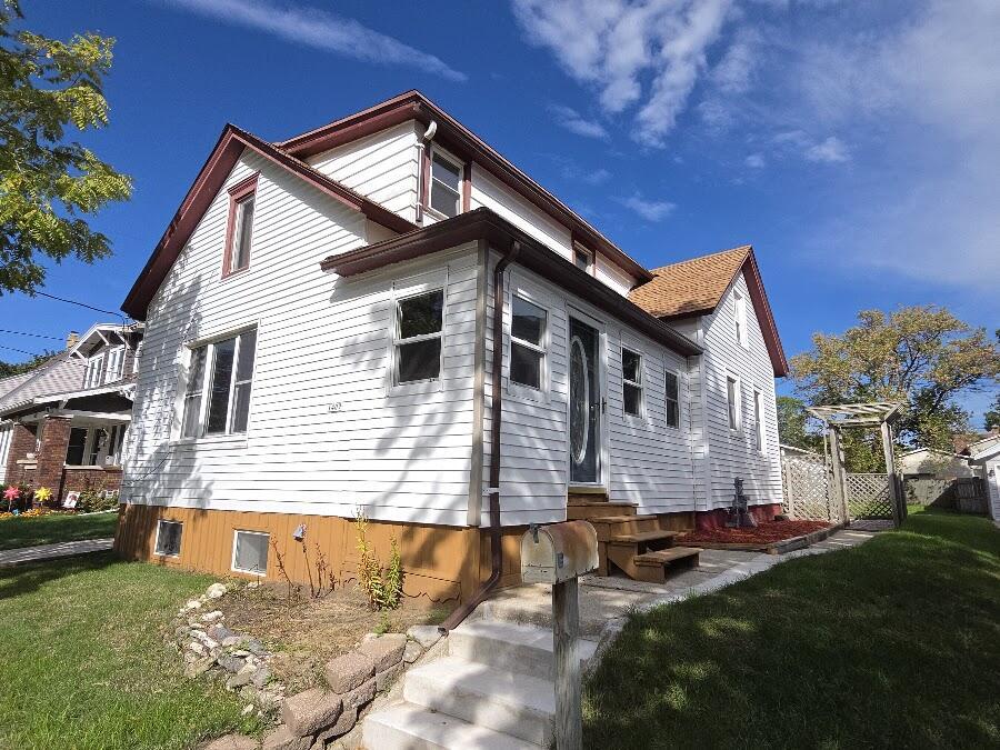 1409 S 16th St, Manitowoc, WI 54220