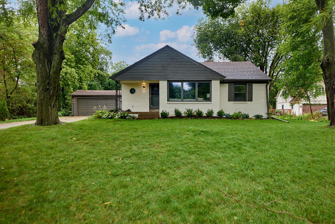 825 N Circle Dr, Elm Grove, WI 53122