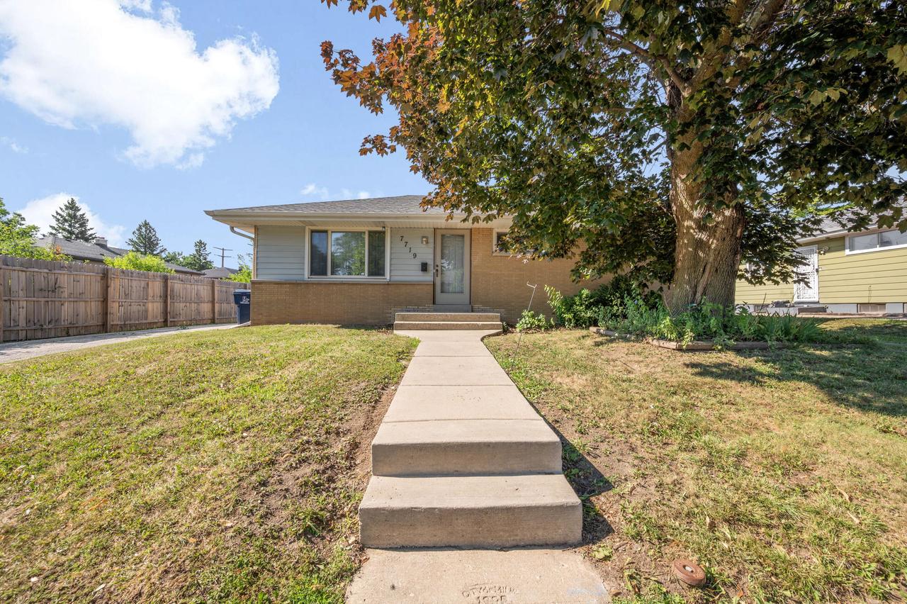 7719 W Winfield Ave, Milwaukee, WI 53218