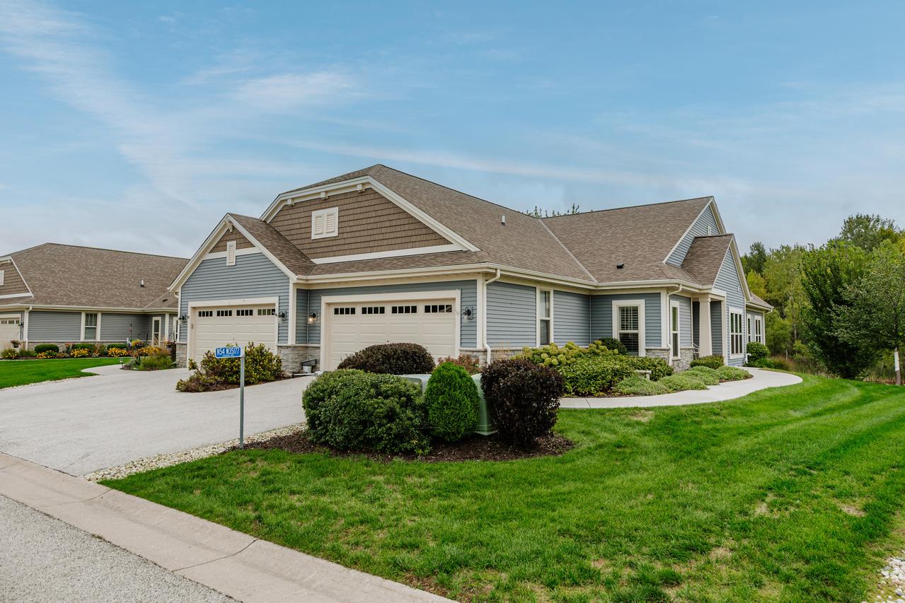 N54W35177 Coastal Ave #40-2, Oconomowoc, WI 53066