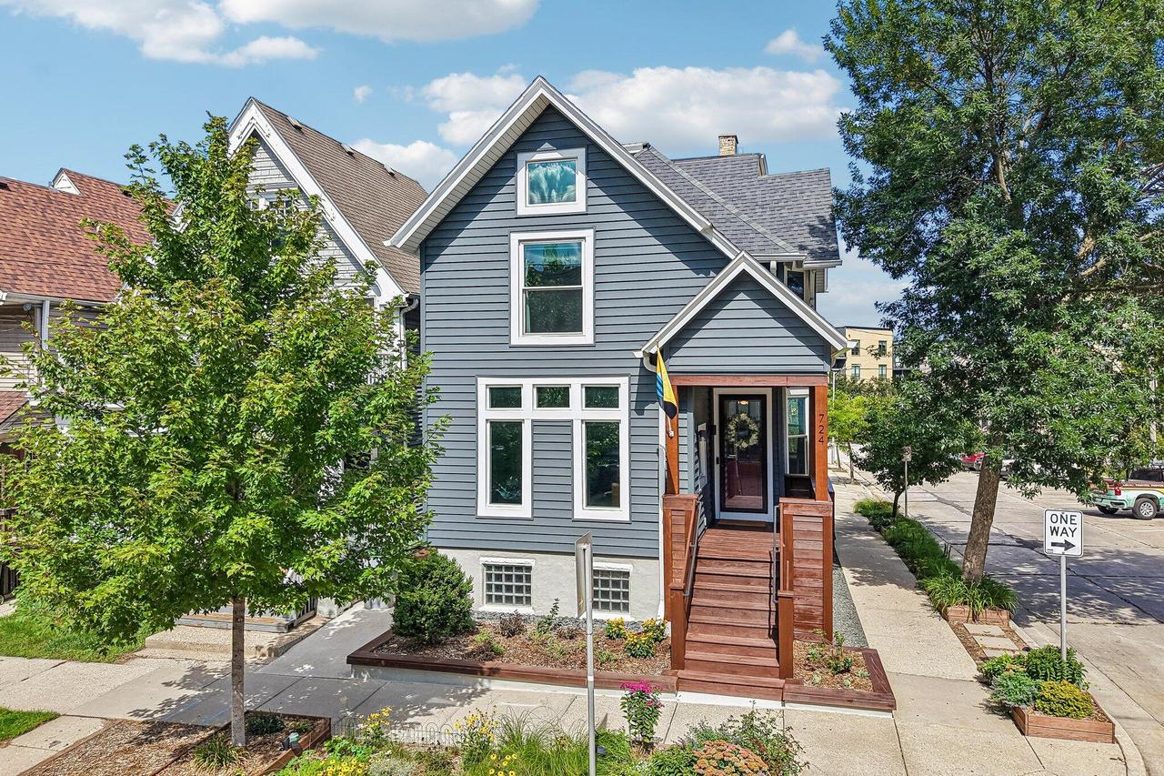 724 E Pearson St, Milwaukee, WI 53202