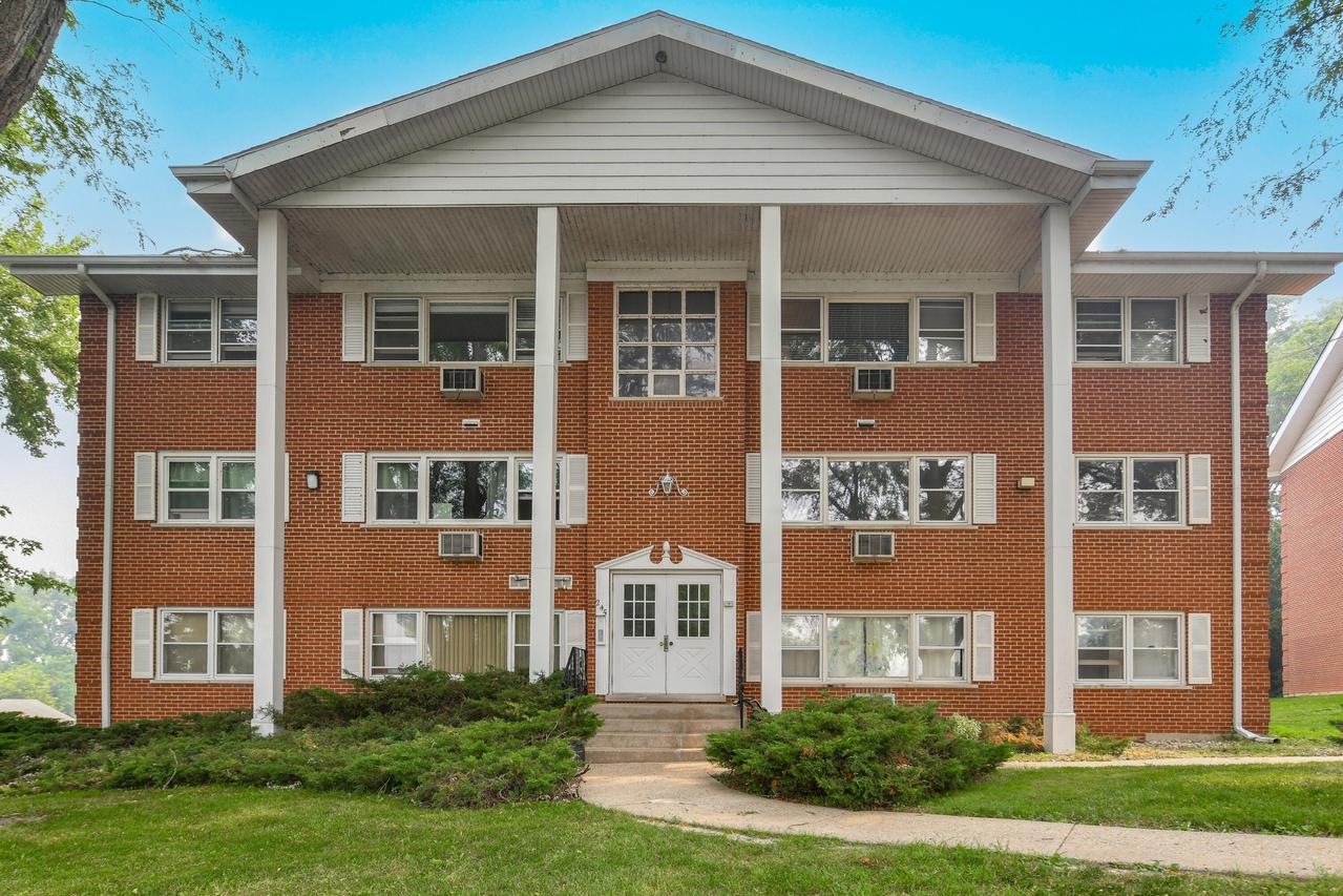245 Country Club #2D, Lake Geneva, WI 53147