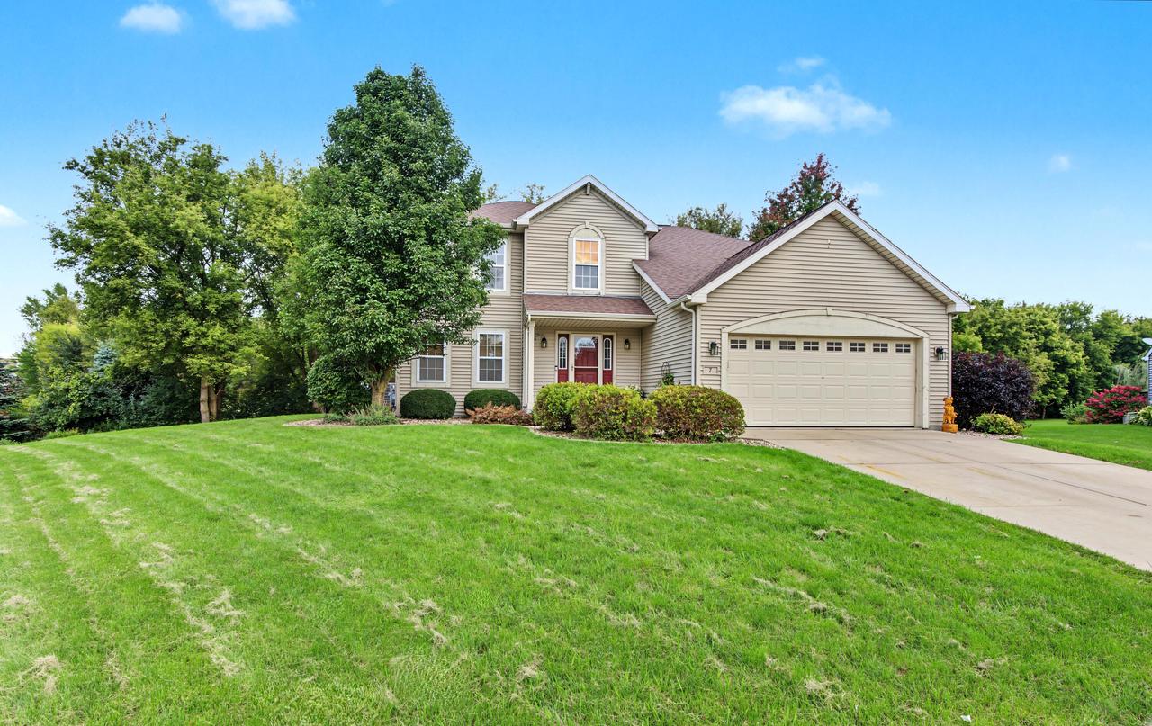 7 Woodridge Ln, Columbus, WI 53925