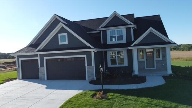 509 Talbots Woods Dr, Dousman, WI 53118