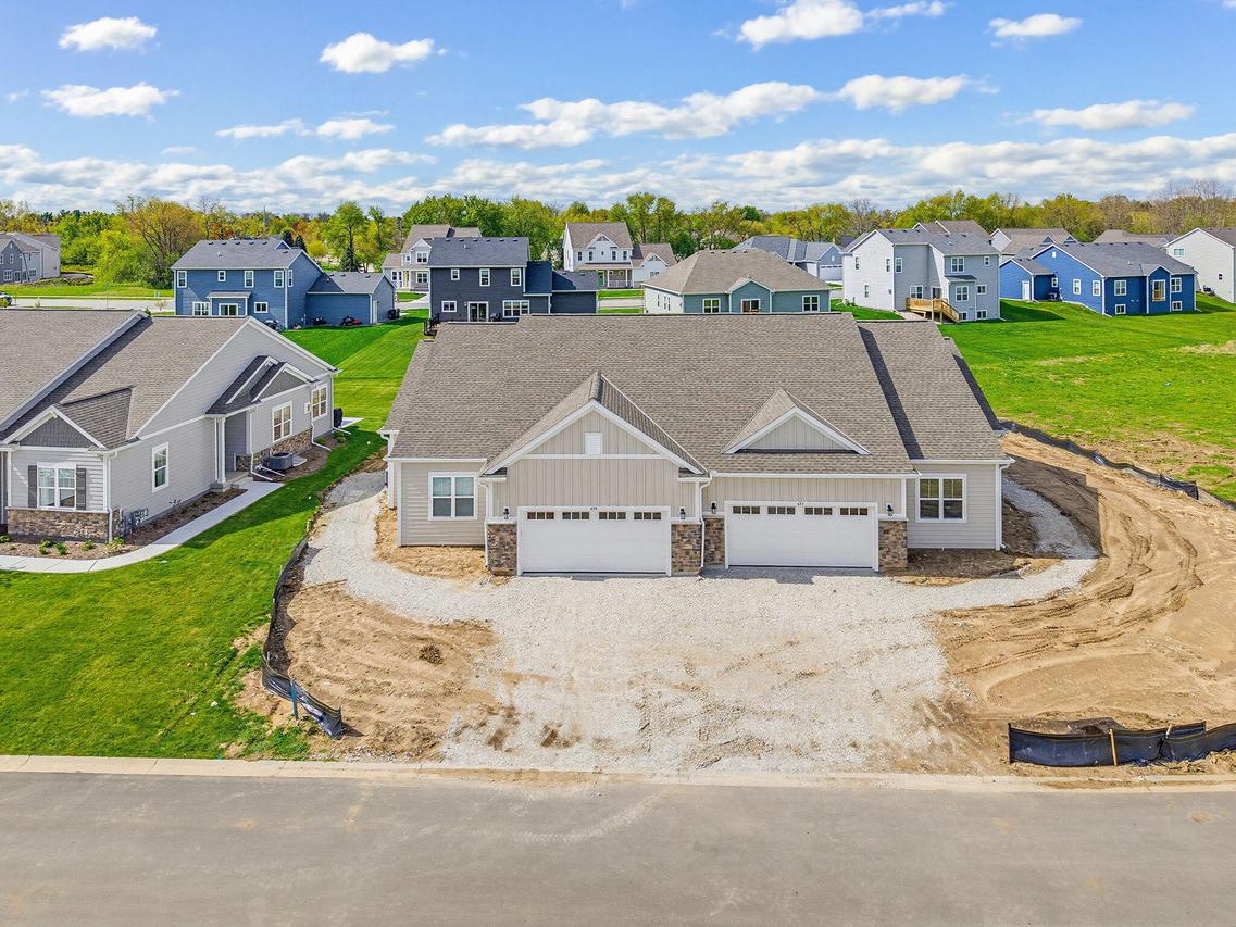 855 Stirling Dr, Oconomowoc, WI 53066