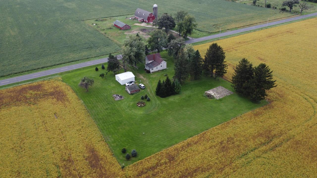 W6738 W State Line Rd, Walworth, WI 53184