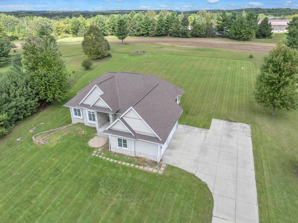 7611 Fairway Ln, Farmington, WI 53090
