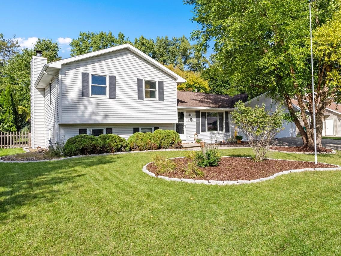 2760 Sunray Ln, Howard, WI 54313
