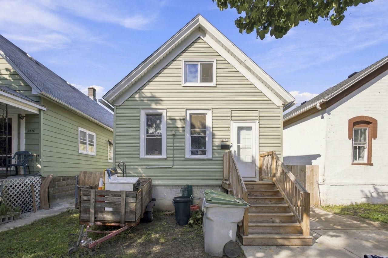 2512 W Rogers St, Milwaukee, WI 53204