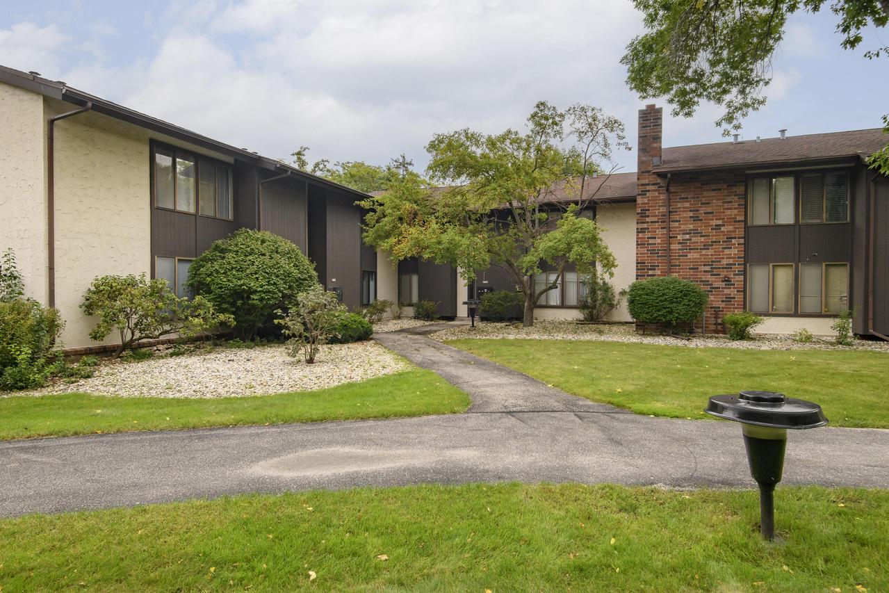 2120 W Good Hope Rd #8, Glendale, WI 53209