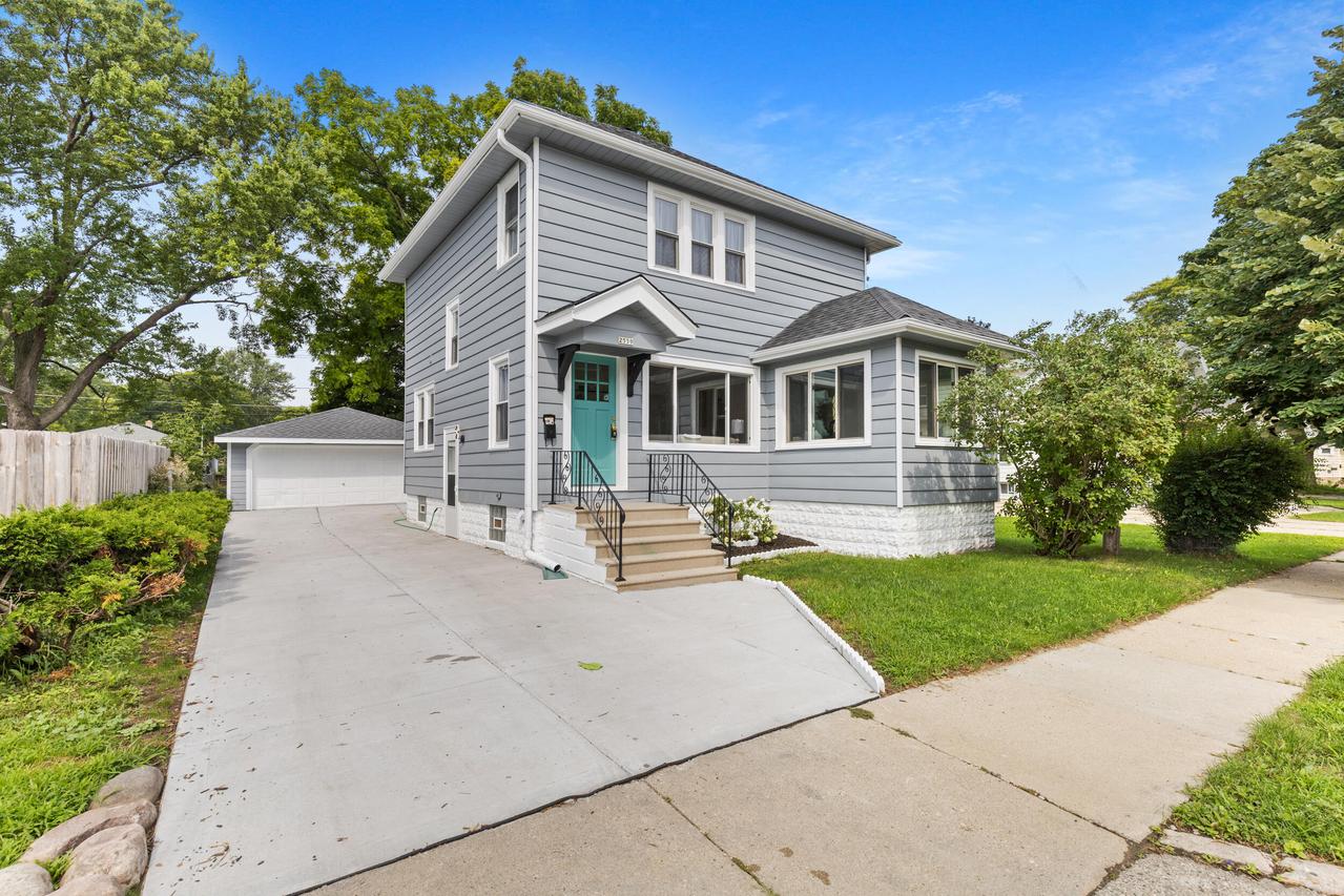 2559 S 84th St, West Allis, WI 53227
