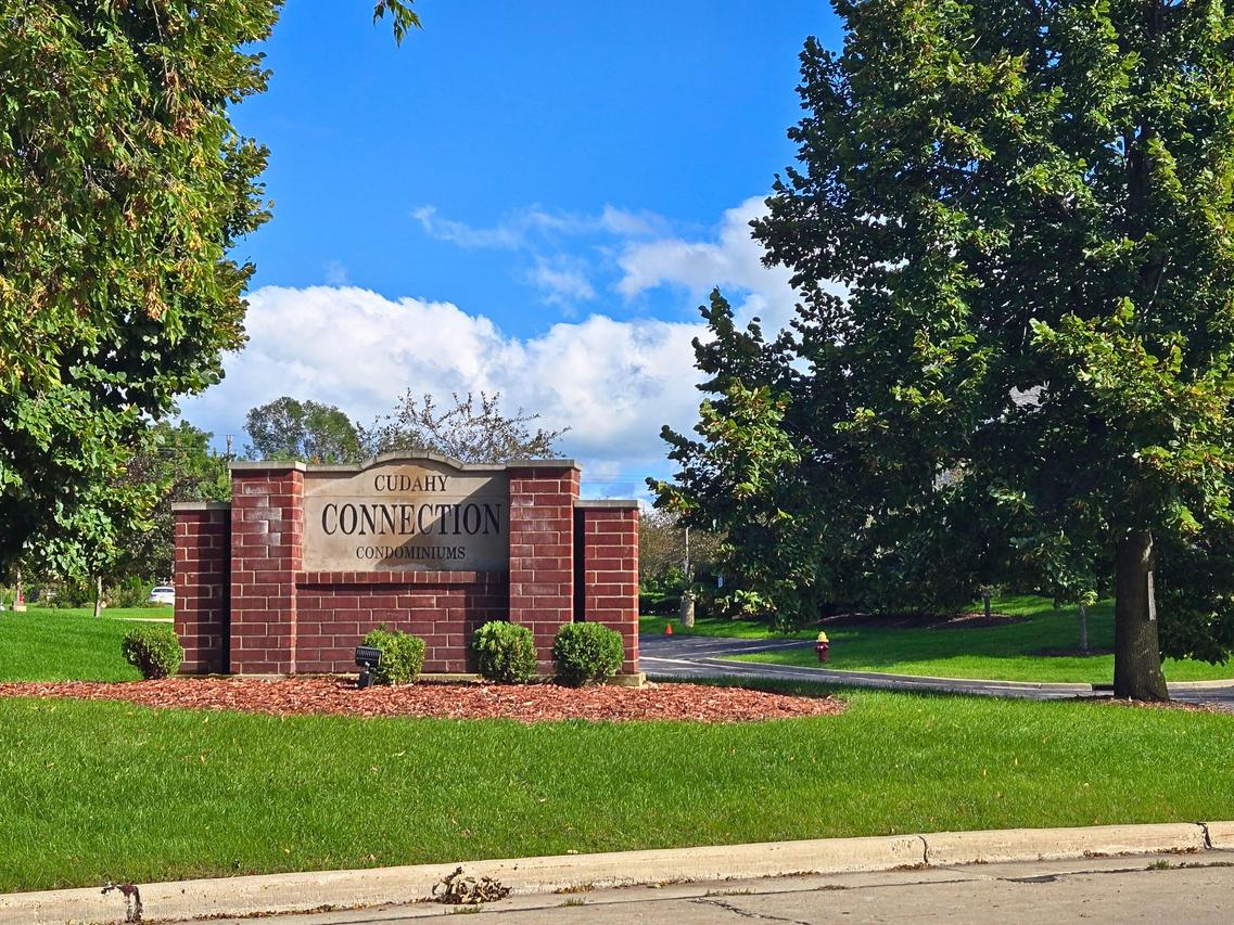 6000 S Buckhorn Ave #302, Cudahy, WI 53110