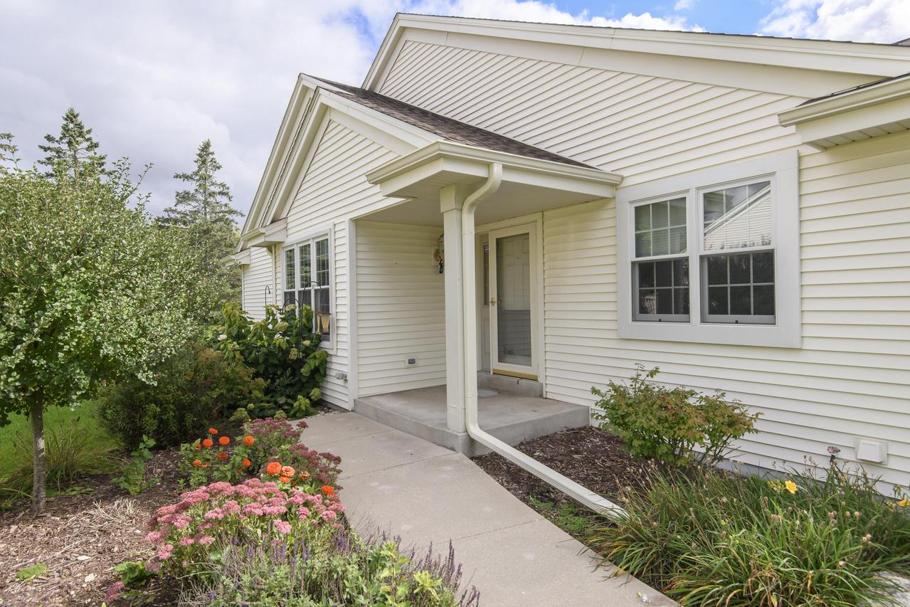 2836 Raintree Ln, Waukesha, WI 53189