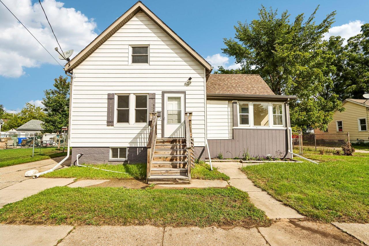 924 44th St, Kenosha, WI 53140