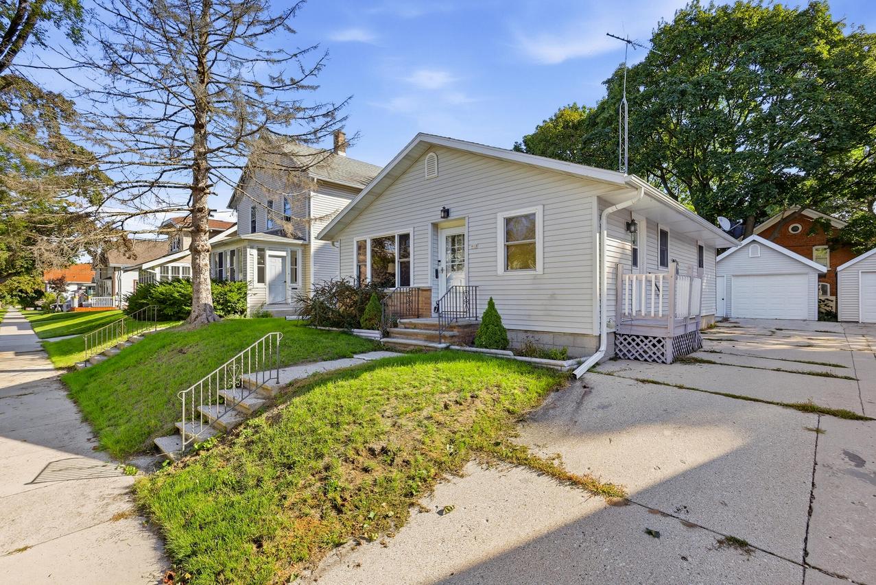 915 N 9th St, Manitowoc, WI 54220