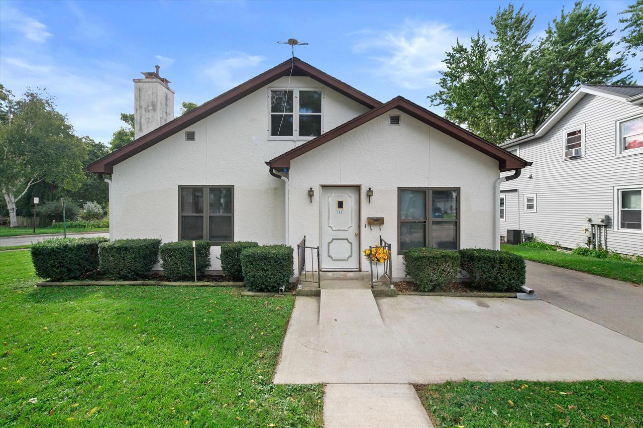 143 E Luther Ave, Oconomowoc, WI 53066