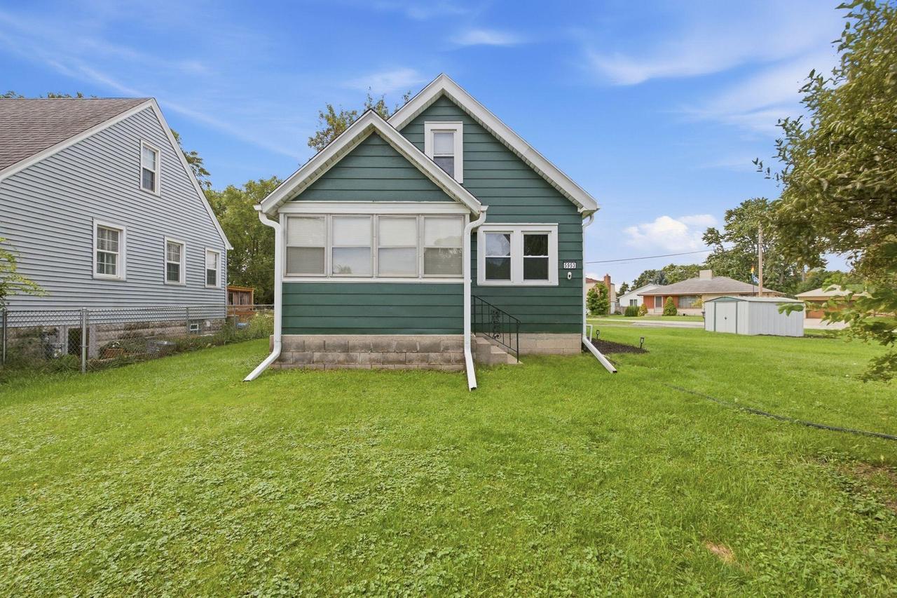 5953 S Phillips St, Greenfield, WI 53221
