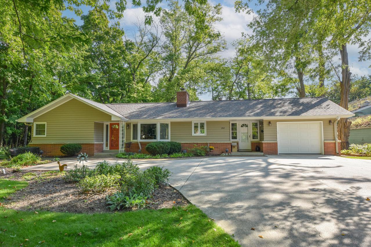 1742 12th Ave, Grafton, WI 53024