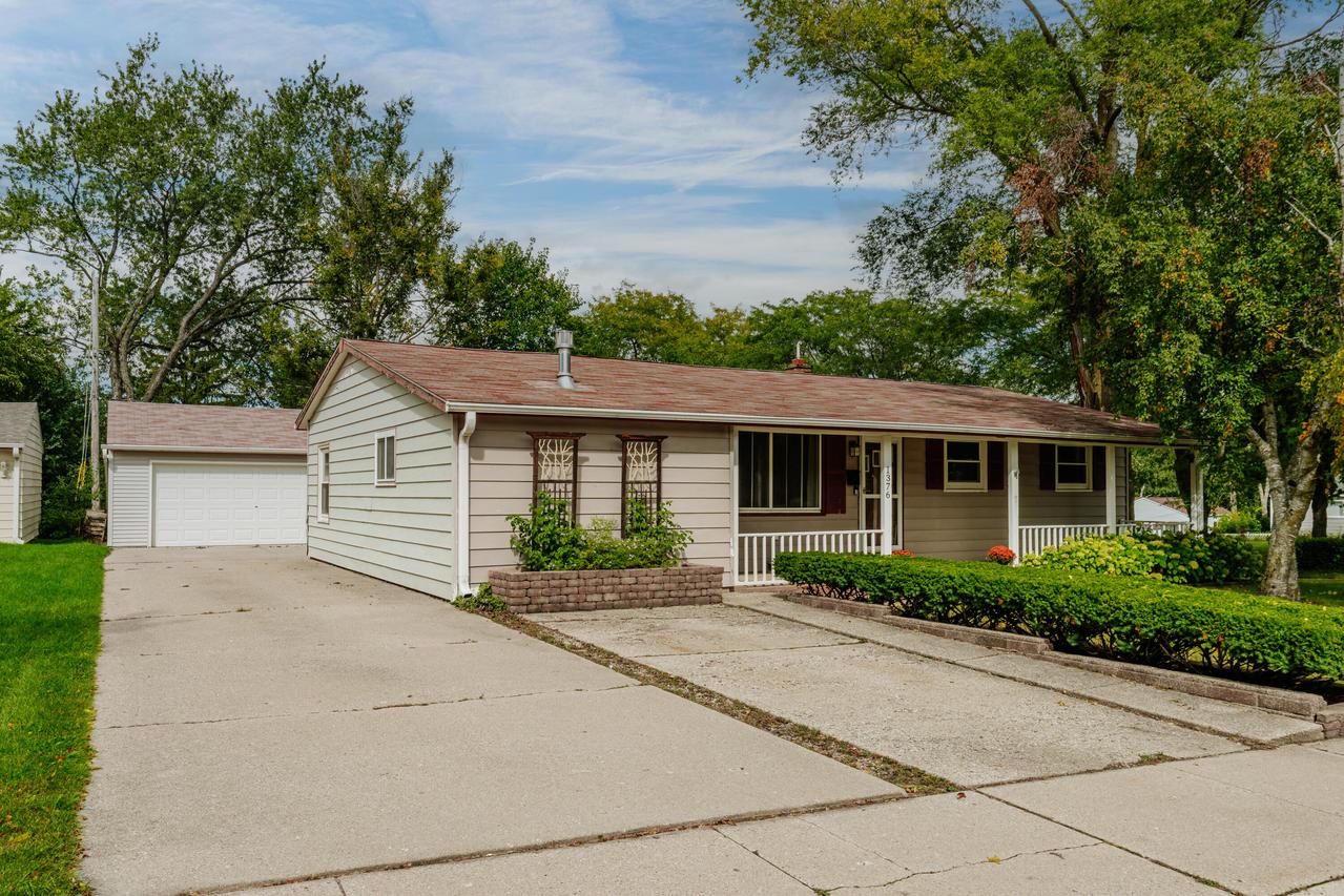 1376 Aldoro Dr, Waukesha, WI 53188