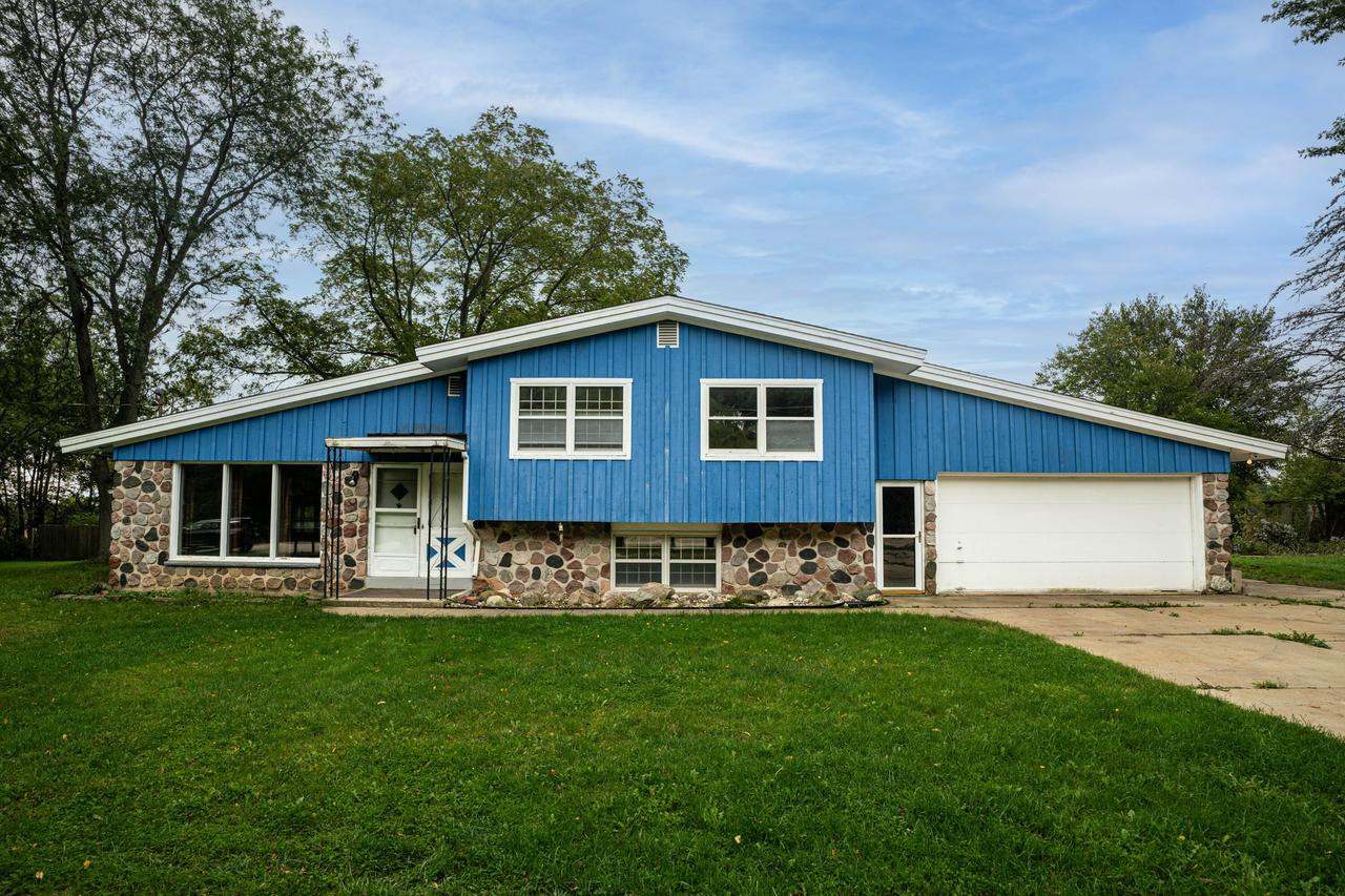 4703 7 Mile Rd, Caledonia, WI 53402